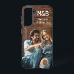 Monogram Foto Couple Wood Personalisiert Name Samsung Galaxy Hülle<br><div class="desc">Monogram Foto Couple Wood Personalisiert Name Samsung Galaxy Hüllen bietet Ihr Lieblings-Foto mit Ihren personalisierten Namen und Monogramm auf einem hölzernen Akzent. Perfekt als Geschenk für Ehemann oder Freund zum Geburtstag,  Weihnachten,  Valentinstag,  Jubiläum und vieles mehr. Entworfen von ©Evco Studio www.zazzle.com/store/evcostudio</div>