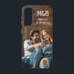 Monogram Foto Couple Wood Personalisiert Name Samsung Galaxy Hülle<br><div class="desc">Monogram Foto Couple Wood Personalisiert Name Samsung Galaxy Hüllen bietet Ihr Lieblings-Foto mit Ihren personalisierten Namen und Monogramm auf einem hölzernen Akzent. Perfekt als Geschenk für Ehemann oder Freund zum Geburtstag,  Weihnachten,  Valentinstag,  Jubiläum und vieles mehr. Entworfen von ©Evco Studio www.zazzle.com/store/evcostudio</div>