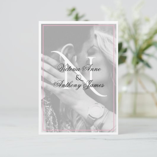 Monogram Foto Script Rosa Hochzeit Dankeschön Kart Dankeskarte (Stehend Vorderseite)