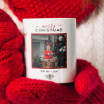 Monogram Frohe Weihnachts Wasserfarbe Holly Foto Kaffeetasse<br><div class="desc">Die exklusive Personalisierte Weihnachtskaffee-Tasse - ein perfektes Gleichgewicht von Nutzen und Stimmung. Diese einmalige Tasse bietet einen einzigartigen Ort, um Ihr wertvolles Foto zu zeigen und einen Alltagsgegenstand in einen wertvollen Sake zu verwandeln. Die Worte "Frohe Weihnachten" sind wunderschön in der modernen Typografie über dem Foto platziert, wodurch die Urlaubsstimmung...</div>