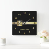 Monogram-Führungskraft in Schwarz und Gold Quadratische Wanduhr (Zuhause)