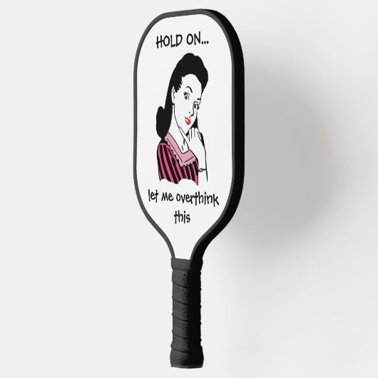 Monogram Funny Retro Frau überdenkt das Pickleball Schläger (Links)