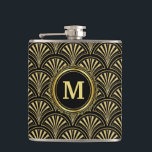 Monogram für Black and Gold Deko Fans Flachmann<br><div class="desc">Ein Schwarz-Gold-Deko-Fans-Muster, das mit einer passenden Mongram-Medaille geschmückt ist, macht Freunden, Familie, Brautparty und vielem mehr ein besonderes Geschenk. Passen Sie das erste Beispiel, das in der Entwurfsvorlage angezeigt wird, mit dem gewünschten Initial an. Um den Schriftart zu ändern oder das Monogramm neu zu positionieren, wenn Sie es neu zentrieren...</div>