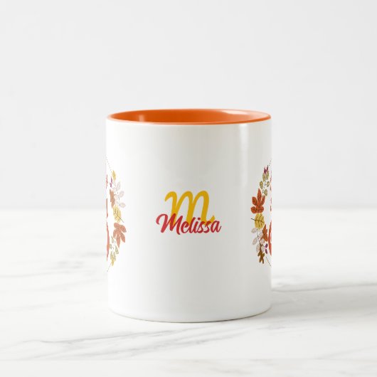 Monogram für den Autumn Leaves Wreath Pumpkin Name Zweifarbige Tasse (Mittel)