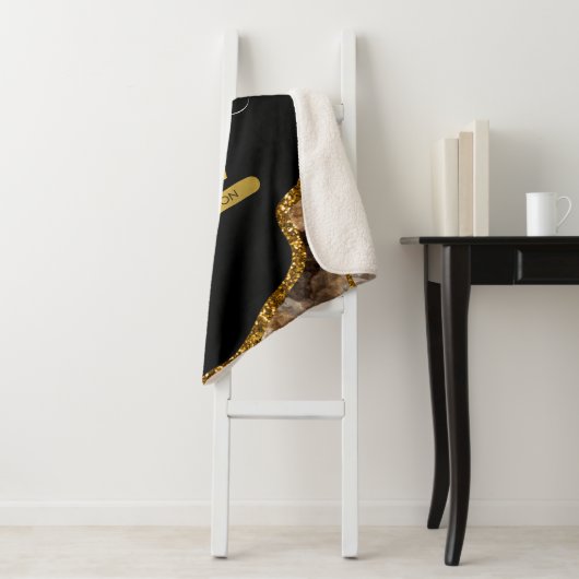 Monogram für den Black & Gold Agate Geode Glitzer Sherpadecke (Beispiel)