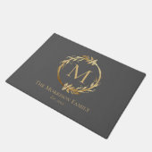 Monogram für elegante Graue & Gold-Kranz-Familie Fußmatte (Schrägansicht)