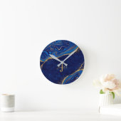 Monogram für Gold und Blue Modern Eleganter Indivi Runde Wanduhr (Zuhause)