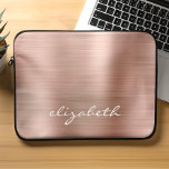 Monogram für moderne Rose Gold Metallic Handschrif Laptopschutzhülle<br><div class="desc">Diese trendige Notebook-Hülle verfügt über eine Rose Gold Imitate gebürstete Metallfolie Hintergrund. Personalisieren Sie es mit Ihrem Namen in einem Pinselskript im weißen handgeschriebenen Stil.</div>