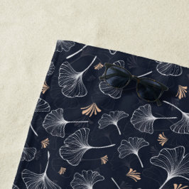 Monogram für Navy Blue Coral Ginkgo-Blätter Strandtuch