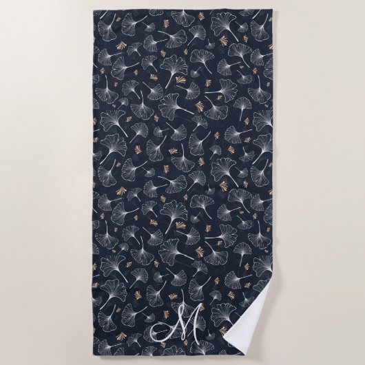 Monogram für Navy Blue Coral Ginkgo-Blätter Strandtuch (Vorderseite)