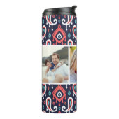 Monogram für Navy und Coral Ikat Paisley Custom Fo Thermosbecher (Nach links gedreht)