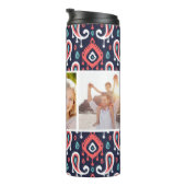 Monogram für Navy und Coral Ikat Paisley Custom Fo Thermosbecher (Nach rechts gedreht)