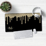 Monogram für Schwarz-Gold-Sparkle-Glitzer-Tropfen Schreibtischunterlage<br><div class="desc">Girly Gold Sparkle Glitzer Tropfen Monogram Mouse Pad Desk Mat mit unseren trendigen Imitate Glitzer Tropfen in schicken Gold auf einem modernen schwarzen Hintergrund. Bitte kontaktieren Sie uns unter cedarandstring@gmail.com ,  wenn Sie Hilfe beim Design oder den passenden Produkten benötigen.</div>
