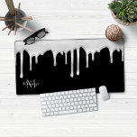 Monogram für Schwarz-Silber-Chrome-Metallic-Tropfe Schreibtischunterlage<br><div class="desc">Girly Black und Silver Chrome Metallic Tropfen Monogram Mouse Pad Desk Mat mit unseren trendigen Imitaten Chrom Tropfen in schicken Lux Silber auf einem modernen schwarzen Hintergrund. Bitte kontaktieren Sie uns unter cedarandstring@gmail.com ,  wenn Sie Hilfe beim Design oder den passenden Produkten benötigen.</div>