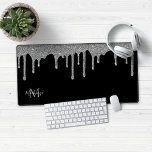 Monogram für Sparkle-Glitzer-Tropfen in Schwarz-Si Schreibtischunterlage<br><div class="desc">Girly Black und Silver Sparkle Glitzer Tropfen Monogram Mouse Pad Desk Mat mit unseren trendigen Imitate Glitzer Tropfen in schicken Lux Silber auf einem modernen schwarzen Hintergrund. Bitte kontaktieren Sie uns unter cedarandstring@gmail.com ,  wenn Sie Hilfe beim Design oder den passenden Produkten benötigen.</div>