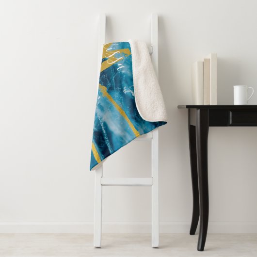 Monogram Geode Agate Gemstone Blue und Gold Sherpadecke (Beispiel)