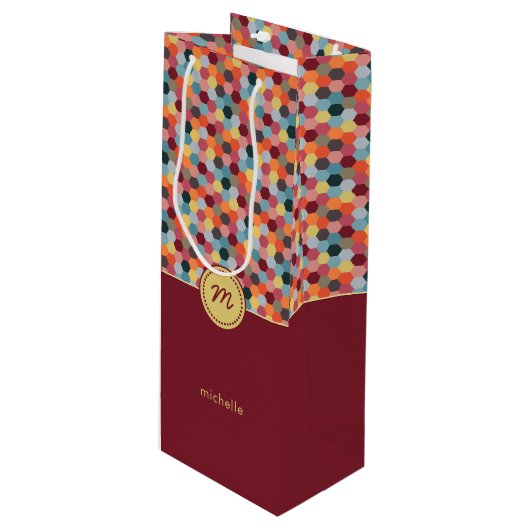 Monogram Geometric Burgundy Hexagon Wine Gift Bag Geschenktüte Für Weinflaschen (Vorderseite Schrägansicht)