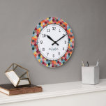 Monogram Geometric Hexagon Muster Wall Clock Große Wanduhr<br><div class="desc">Modernes,  farbiges Hexagon-Muster. Individuelle Name   Monogramm Trendy gesättigte Farben (Blau,  aquamarin,  Orange,  Grau,  Rosa,  Bordeaux,  Gelb,  Beige). Modernes Design,  leicht in der Mitte des Jahrhunderts. Stilvoll und einzigartig.</div>