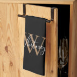 Monogram Geschirrtuch<br><div class="desc">Moderne elegante schwarz-goldene Schrift Name monogramm Küchentuch. Sie können den Namen und das Monogramm personalisieren,  um Ihr eigenes einzigartiges Design zu erstellen. Entwickelt von Thisisnotme©</div>