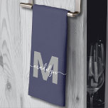 Monogram Geschirrtuch<br><div class="desc">Personalisiert Custom Erstellen Sie Ihre eigene Navy White Initial Name Monogram Küchentuch. Fügen Sie Ihrer Küche eine Touch Eleganz mit diesem mit Monogramm Handtuch hinzu. Es wurde für einen dreifach gefalteten Stil konzipiert und verfügt über einen fett grauen Initial und einen fließenden weißen Skriptnamen. Das ganze Set vor einem marineblauen...</div>