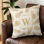 Monogram Gold Ananas auf Elfenbein Kissen<br><div class="desc">Ihre Ananas mit Monogramm und Gold auf Elfenbeinhintergrund,  wählen Sie diese Kissen in einer Größe,  die für Sie funktioniert,  um Ihre Wohngestaltung zu akzentuieren oder als Geschenk zu geben. Passende Artikel in unserem Geschäft.</div>
