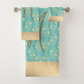 Monogram Gold Floral auf Aquamarin Green Badhandtuch Set (Insitu)