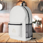 Monogram Gold Gray | Minimalistisch Elegant modern Bedruckter Rucksack<br><div class="desc">Ein einfaches,  individuelles Monogramm-Design in einer goldenen,  modernen minimalistischen Typografie auf einem eleganten weichen Taupe tauchte grau hintereinander. Die Monogramm-Initialen und der Name können zusammen mit der Feature-Zeile leicht personalisiert werden,  um ein Design so einzigartig wie Sie sind zu machen! Das perfekte Geschenk oder Accessoire für jeden Anlass.</div>