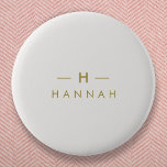 Monogram Gold Gray | Minimalistisch Elegant modern Button<br><div class="desc">Ein einfaches,  individuelles Monogramm-Design in einer modernen,  goldfarbenen Typografie auf elegantem,  weichem,  weichem,  schwarzem Hintergrund. Die Monogramm-Initialen und der Name können zusammen mit der Feature-Zeile leicht personalisiert werden,  um ein Design so einzigartig wie Sie sind zu machen! Das perfekte Geschenk oder Accessoire für jeden Anlass.</div>
