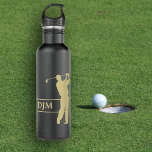 Monogram Gold Silhouette Golfer Edelstahlflasche<br><div class="desc">Diese unverwechselbare Wasserflasche ist mit einem goldenen Golfer aus der Silhouette in vollem Schwung ausgestattet. Auf dem unteren Drittel ist Ihr Monogramm in passendem Gold gerahmt durch dünne Goldlinien. Text und Bild werden auf einem dramatischen schwarzen Hintergrund platziert. Schauen Sie sich die passenden Produkte an, inklusive eines Handtuchs, in unserem...</div>