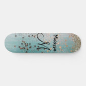 Monogram Gold Stars Glitzer auf Aquamarin Skateboard (Horizontal)