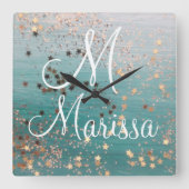 Monogram Gold Stars on Teal Quadratische Wanduhr (Vorderseite)