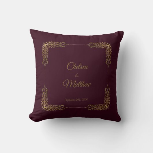 Monogram Gold und Burgundy Lace Wedding Pillow Kissen (Vorderseite)