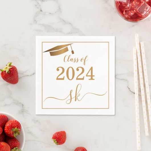 Monogram Graduation Cap Gold Script Class of 2024 Serviette (Beispiel)