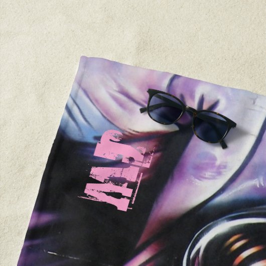 Monogram Grafitti Frau mit Kamera Strandtuch (Beispiel)