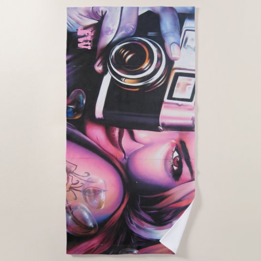Monogram Grafitti Frau mit Kamera Strandtuch (Vorderseite)