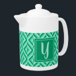 Monogram Green Dreistone Diamond Muster<br><div class="desc">Machen Sie Ihren Lieblings-Tee in dieser Monogram Green Dreistone Diamond Muster Teekanne. Es zeichnet sich durch ein geometrisches Rautenmuster in drei grünen Farbtönen aus,  wobei ein Initial in hellgrün an einem dunkelgrünen Quadrat angebracht ist. Personalisieren Sie es mit Ihrem ersten. Geben Sie Ihrem Teatime einen zusätzlichen Pop.</div>