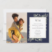 Monogram Greenery Navy Blue Foto Wedding Einladung (Vorderseite)
