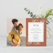 Monogram Greenery Terracotta Foto Wedding Einladung (Stehend Vorderseite)