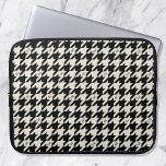 Monogram Hahnentrittmuster Custom Black Off white Laptopschutzhülle<br><div class="desc">Leckerei selbst oder ein geliebter zu einem maßgeschneiderten mit Monogramm Laptop-Ärmel. Mit dem ikonischen Hahnentrittmuster in neutralem Schwarz und Weiß. Dieses zeitlose karierte ist ein immer wiederkehrendes Motiv in der Designwelt - kühl,  modern und stillos! Ihre Initialen sind durchgängig in das Muster eingearbeitet,  was es wirklich einzigartig macht!</div>