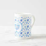 Monogram Hanukkah Festival Menorah Lights Porzellantasse<br><div class="desc">Hanukkah Menorah Lights Holiday Label. Monogramm und Hanukkah Logo Dekoration mit traditionellen Symbolen Muster. Zuhause & Wohnen > Küche & Essen > Trinkbehälter > Tasse & Cups. Israel,  Jerusalem. Sofiartmedia Modernes Design. Judaika Modernes Design mit Textvorlage. Personalisieren Sie sie durch Hinzufügen von Namen oder Wunschtext.</div>