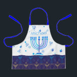 Monogram Hanukkah Festival Menorah Lights Schürze<br><div class="desc">Hanukkah Menorah Lights Holiday Label. Monogramm und Hanukkah Logo Dekoration mit traditionellen Symbolen Muster. Zuhause & Wohnen > Küche & Essen > Tisch & Küche Wäsche > Schürze. Israel,  Jerusalem. Sofiartmedia Modernes Design. Judaika Modernes Design mit Textvorlage. Personalisieren Sie sie durch Hinzufügen von Namen oder Wunschtext.</div>