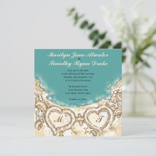 Monogram Hearts on the Beach Hochzeit Einladung (Stehend Vorderseite)