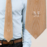 Monogram, hellbraun krawatte<br><div class="desc">Geschenk für ihn - Personalisieren Sie mit Ihrem eigenen Initial und Namen. Foto eines hellbraunen Holzkorns mit cooler und eleganter Textur.</div>