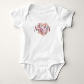 Monogram hinzufügen oder Niedlich Blush Pink Heft Baby Strampler (Vorderseite)