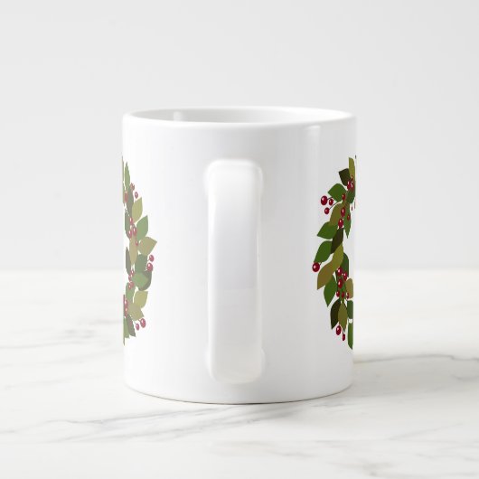 Monogram Holiday Wreath | Beeren und Blätter Jumbo-Tasse (Rückseite)