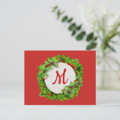 Monogram Holly Berry Wreath Feiertagspostkarte (Stehend Vorderseite)
