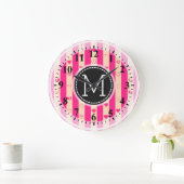 Monogram Hot Pink Stripes Modernes Herzmuster Große Wanduhr (Zuhause)