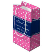Monogram, Hot Pink, White Polka Dot mit Royal Blue Kleine Geschenktüte (Vorderseite Schrägansicht)