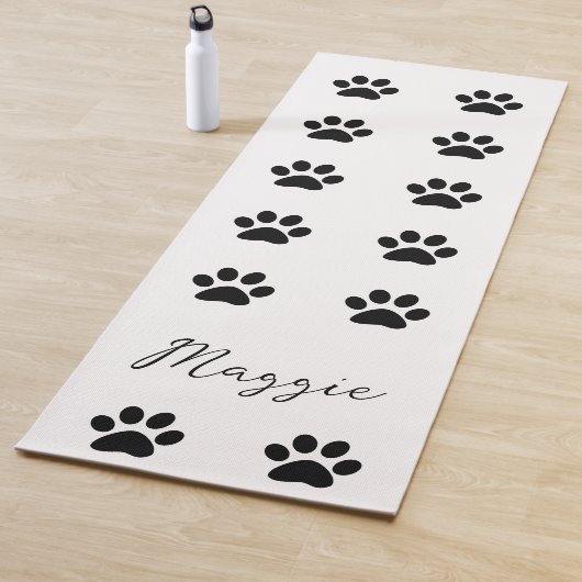 Monogram Individuelle Name Schwarz-weiß Paw Print Yogamatte (Beispiel)
