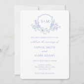 Monogram Initial Crest Dusty Blue Floral Wedding Einladung (Vorderseite)